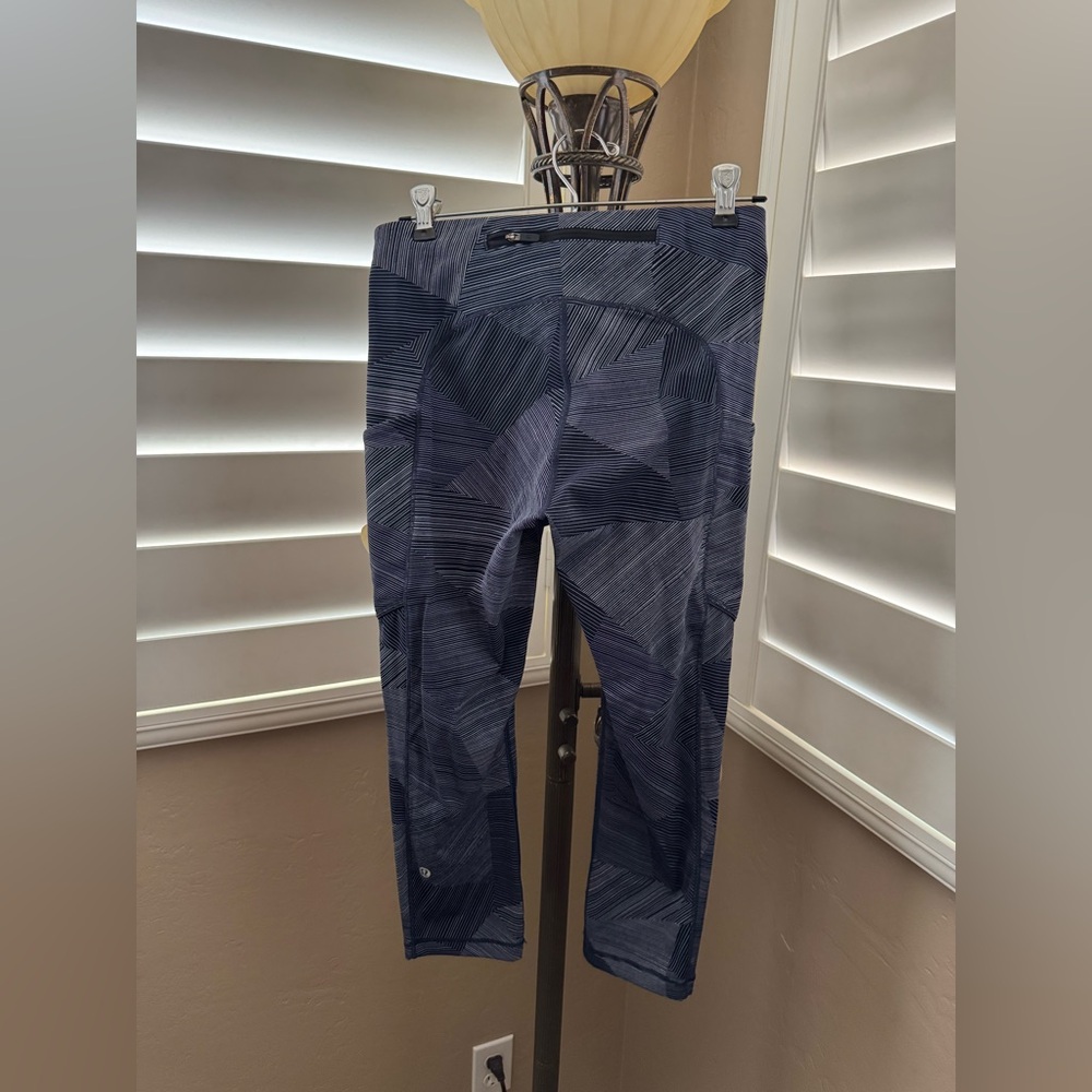 Lululemon Wonder Under Crop (Hi-Rise) (Full-On Luxtreme 21") size 6 - Picture 4 of 6